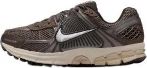 Nike Zoom Vomero 5 Women's Shoes (FN6742-201, Baroque Brown/Light Orewood Brown/Hemp/Chrome) Size 8