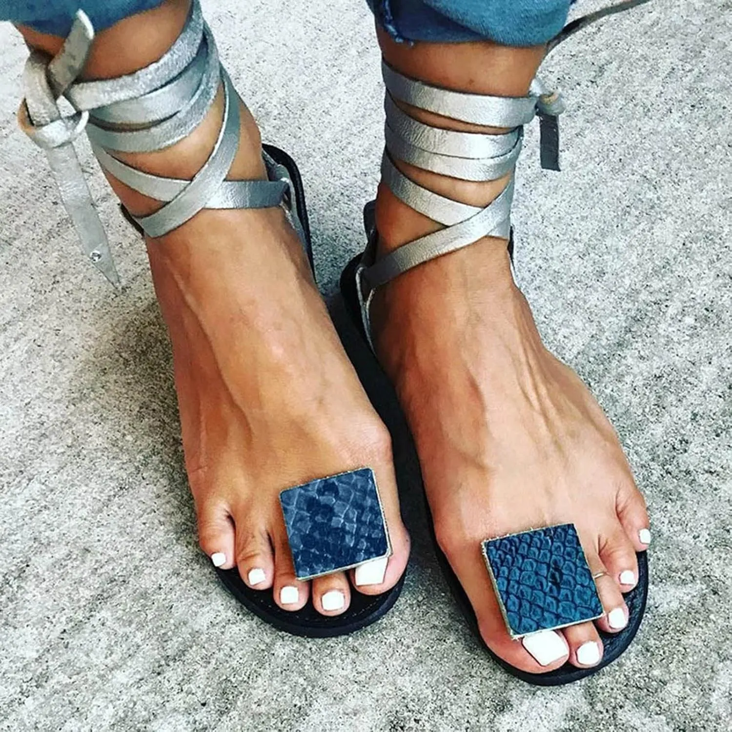 Women's Gladiator Roman Flat Sandals with Lace Up Strap Stylish Clip Toe Beach Sandales Summer Footwear Trendy Flats